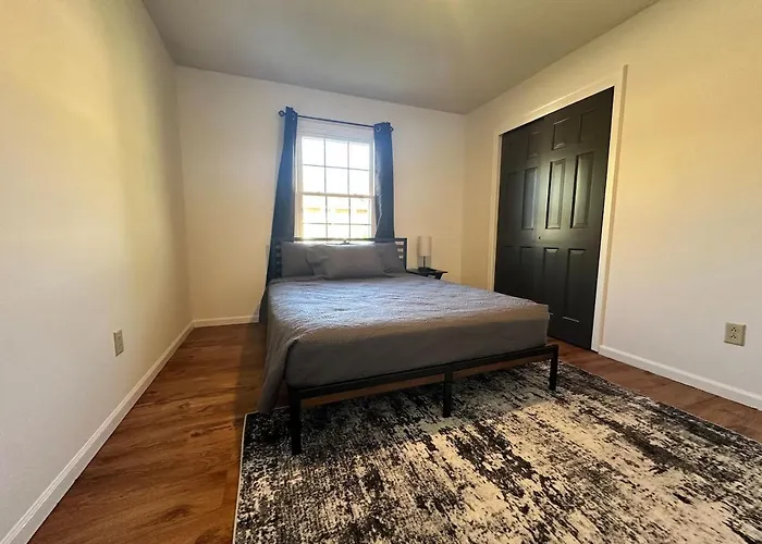 Contractor/Family Hub-3 Living Areas - Sleeps Many