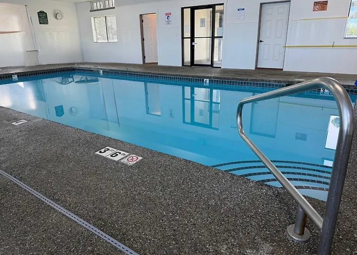 3Br Lakefront Condo Beach Pool & Lake Views