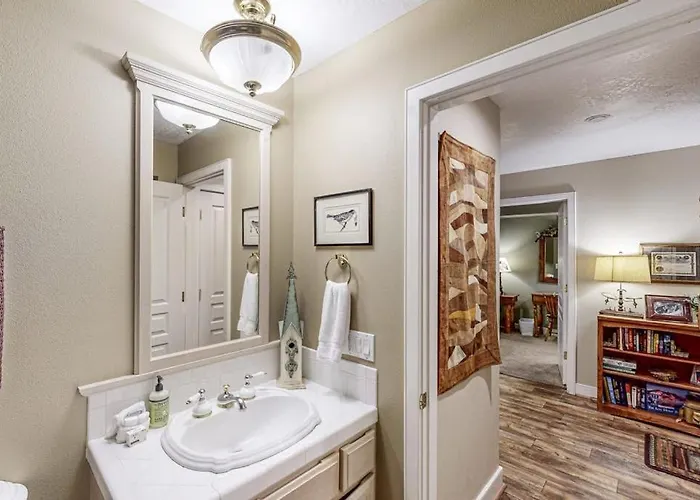 2Br Condo Lake Access Balcony & Pool