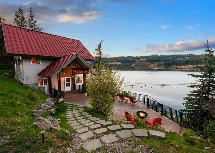 Lake Coeur D'Alene Cabin Dock & Fire Pit