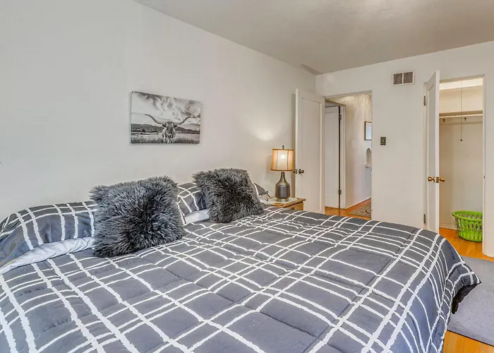 Highly Walkable Area! Charming Roswell Bungalow