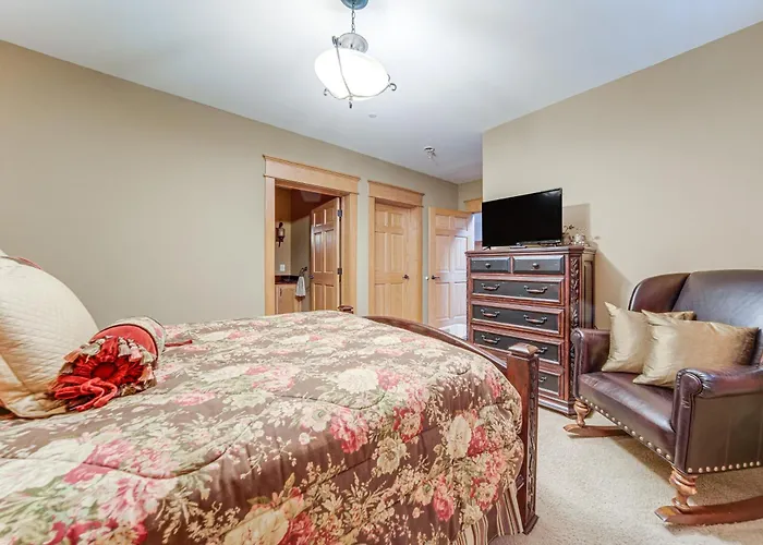 Walk To Conneaut Lake Park Resort! Quiet Home