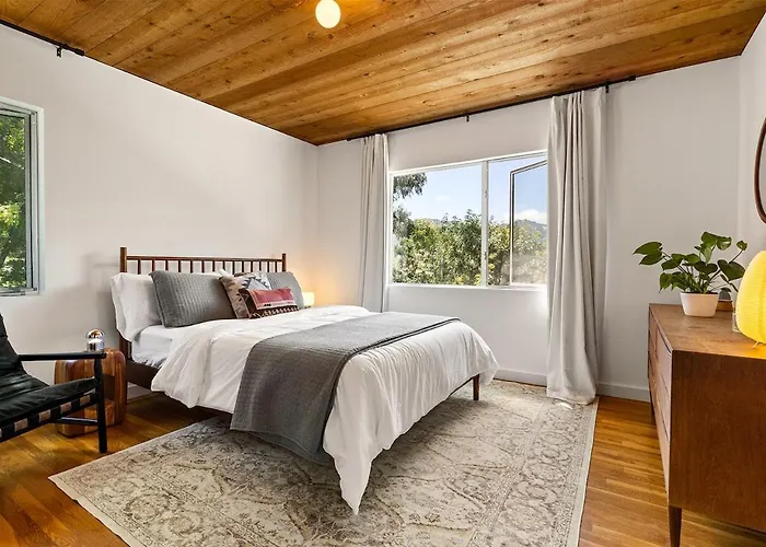 Spacious 3Br 2Ba Topanga Canyon Retreat With Views Decks And Nature