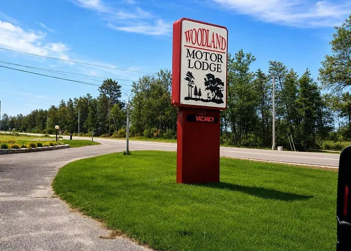 Room 26-1 Queen 1 Full Suite-Woodland Motor Lodge