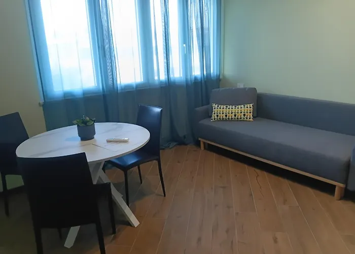 Linate Home Suite & Aparthotel - 10 Minutes By Walk From-To Airport - Con Parcheggio Sorvegliato In Loco E A 10 Minuti A Piedi Da E Per Aeroporto Di Linate Metro Blu M4