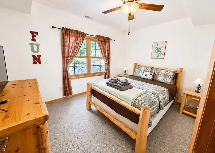 Luxury Log Home W Sandy Frontage Private Dock Year-Round Trails