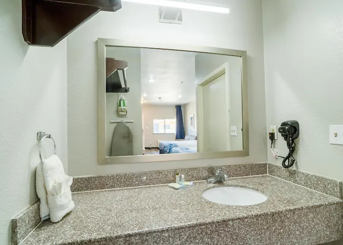 Atria Inn & Suites Kitchenette