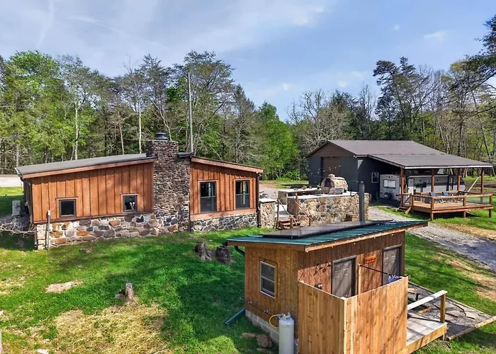 Stagecoach Saloon Riverside Cabin With Stone Pizza Oven