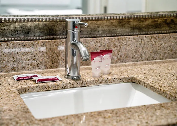 Erth Inn By Aga Huntington Park