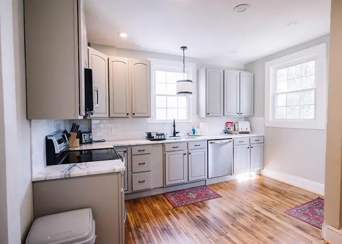 The Marshall House- Walk To Averett & Downtown- 5 Mins To Caesars Virginia
