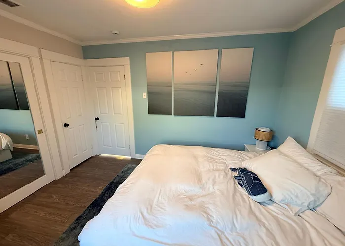 5 Minute Walk To Sofi Art Deco Beach Themed Cottage