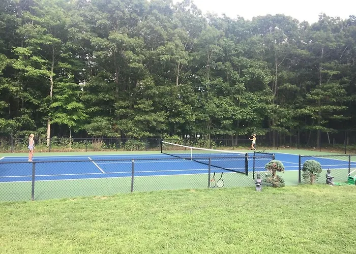 Hamptons 9Bd Mega Compound W Pool Tennis Bball Nightclub