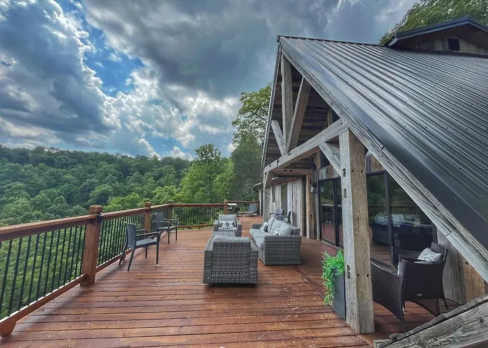 Estill Oaks -Luxe Mountain View Retreat -Hot Tub - Private 80-Acre Escape