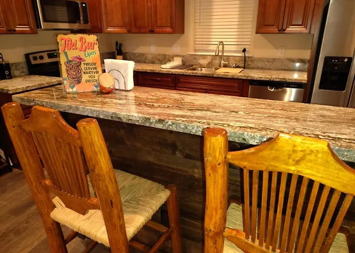 Tropical Spa Studio, Jacuzzi, Kitchen, Sparks