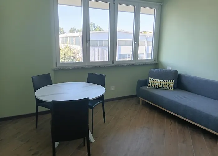 Linate Home Suite & Aparthotel - 10 Minutes By Walk From-To Airport - Con Parcheggio Sorvegliato In Loco E A 10 Minuti A Piedi Da E Per Aeroporto Di Linate Metro Blu M4
