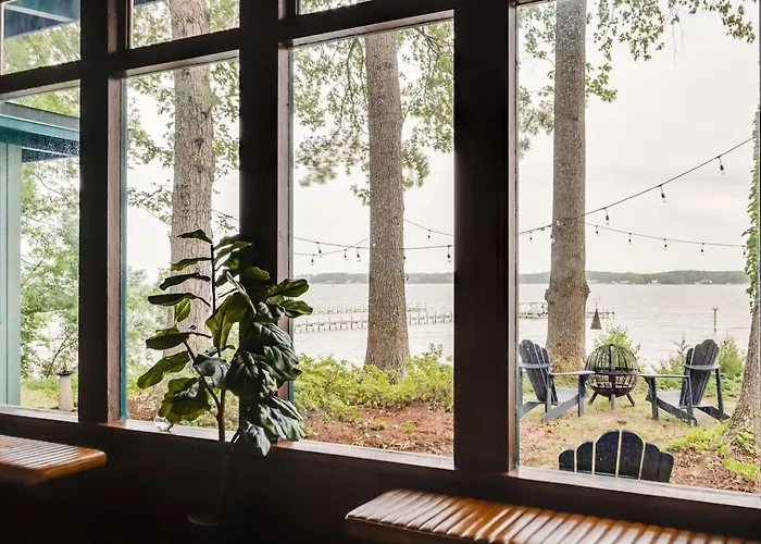 Scenic, Spacious Riverside Retreat Ropeyarn