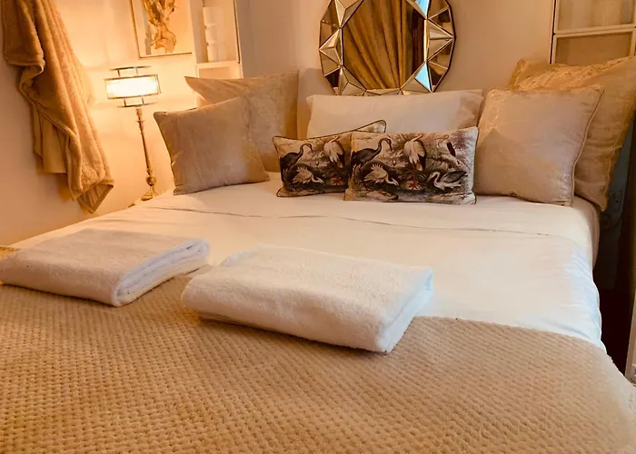 Spacious Studio By The Sea, Garden & Parking
