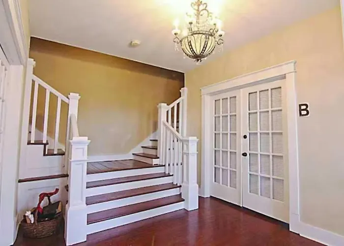 Modern Florence Suite Near Una With Patio Sleeps 4