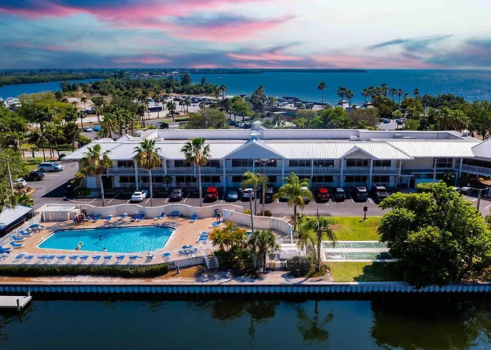 Mangrove Waterway View Sleeps 4 Pool & Courts