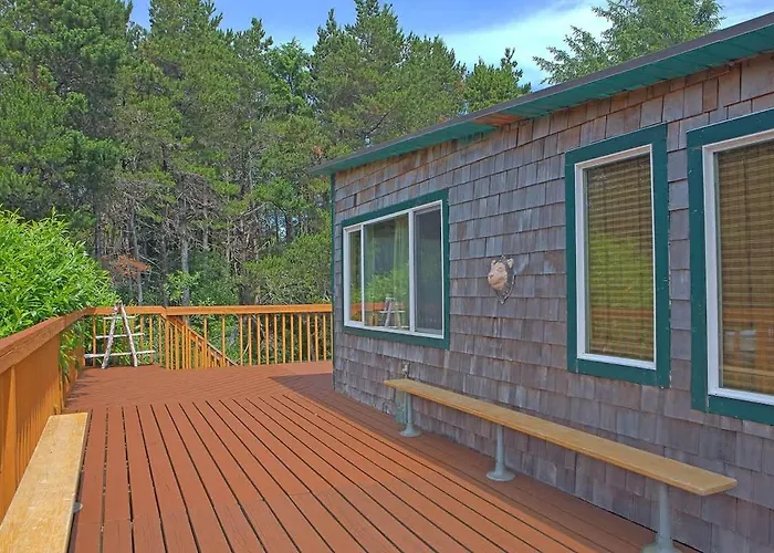 Cozy 2Br Cabin Near Beach With Deck And Fireplace