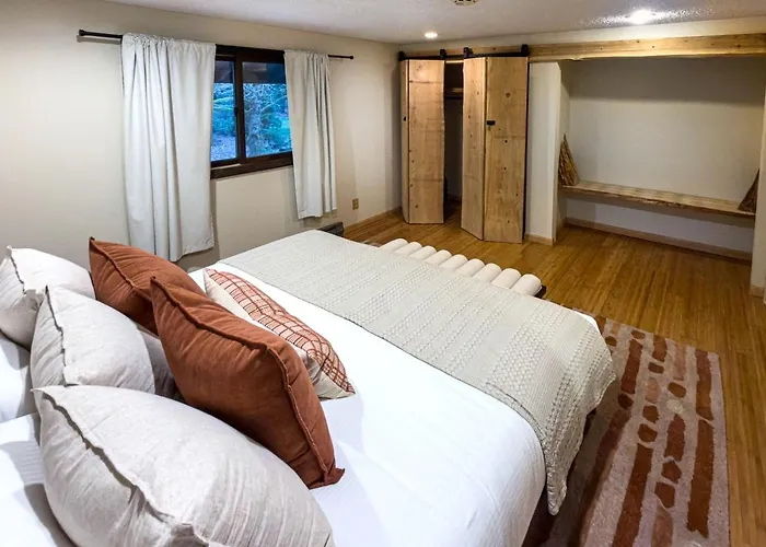 Majestic Mountain Lodge With Treehouse Sauna Near Mt. Baker In Maple Falls, Washington