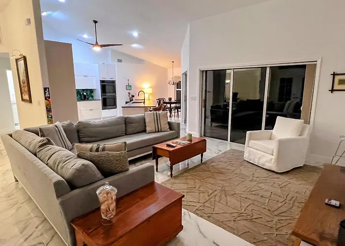 Modern 3-Bedroom Waterfront Pool Home In Manatee Bay With Boat Slip Included