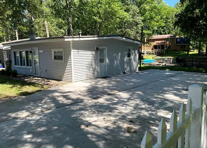 Peaceful And Pet-Friendly Lake Mitchell Cabin For An Exciting Escape By The Heart Of The Manistee National Forest, Michigan