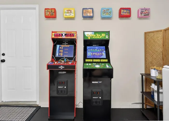 Retro Arcade Garage - Hot Tub - Fire Pit Swings