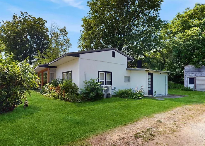 The Three Seasons - Centrally Located House In Lake Leelanau