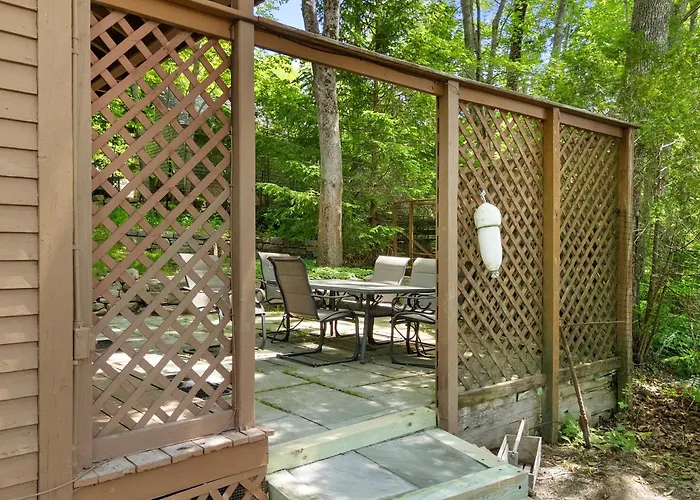 Alluring Home With Full Kitchen, Furnished Patio, Washer/Dryer & Private Yard