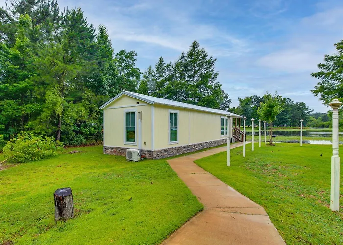 Waterfront Couples Retreat W/ Views In Andalusia!