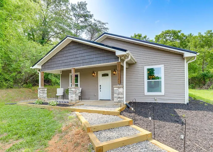 2 Acres & Creek Access! Private Leicester Escape