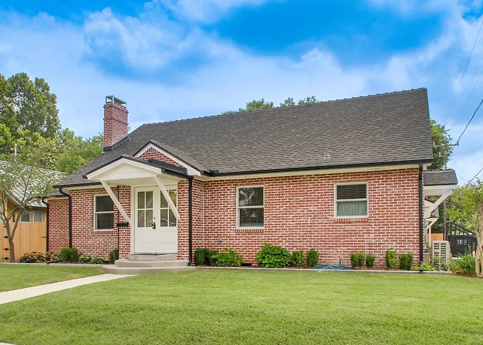Walk To Ou! Centrally Located Game-Day Getaway