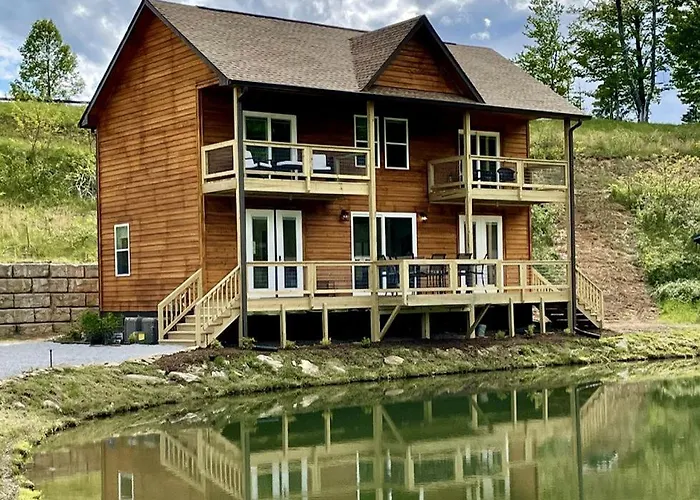 Incredible Waterfront Cabin For A Peaceful Family Getaway Near Purlear, North Carolina