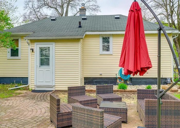 1/2 Mi To Lake & Dtwn! Elk Rapids 'Cozy Cottage'