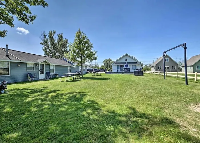 Waterfront Cabin With Kayaks, Dock & Fire Pit In Houghton Lake, Michigan