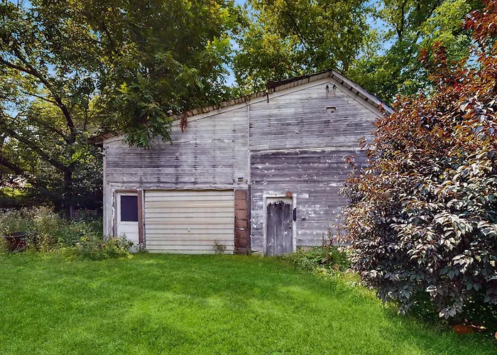 The Three Seasons - Centrally Located House In Lake Leelanau