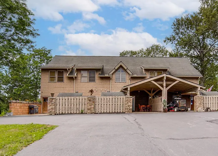 Walk To Conneaut Lake Park Resort! Quiet Home