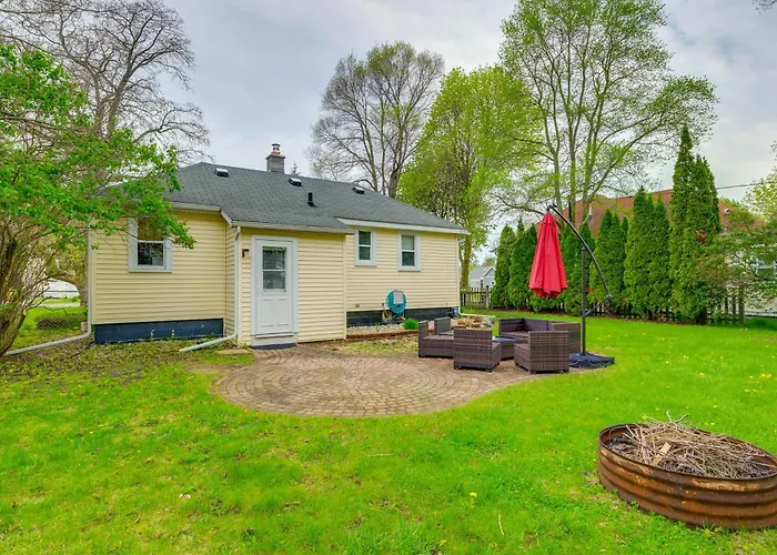 1/2 Mi To Lake & Dtwn! Elk Rapids 'Cozy Cottage'
