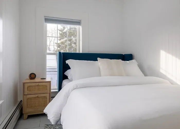 The Winterberry Farmhouse - In-Town Modern Retreat