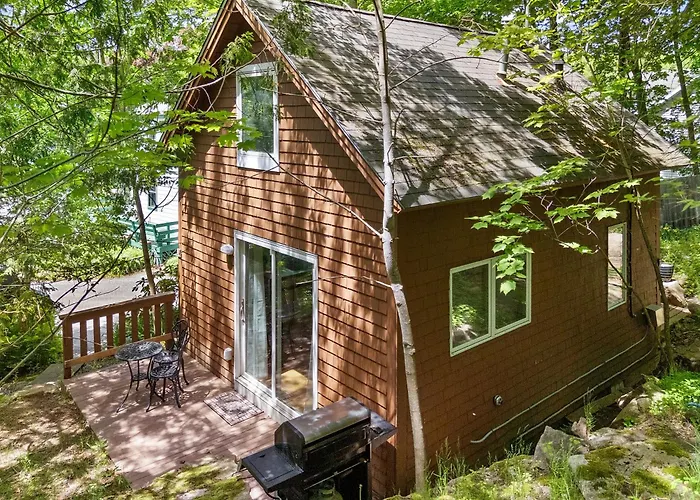 Two-Level Unit W/ Patio, Deck, Firepit, Private Washer/ Dryer, And Free Wifi