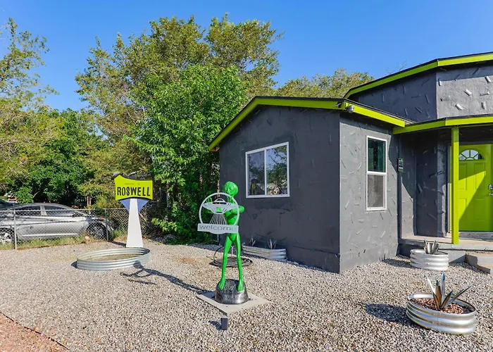Alien-Crash-Site-Themed Retreat In Roswell