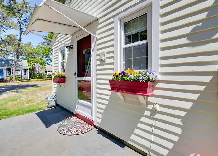 Walk To Nantucket Sound Beaches! Family Getaway