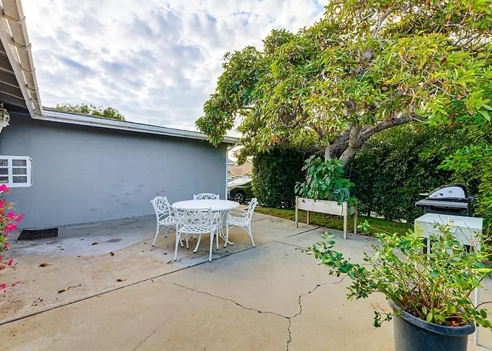 Close To Shore, Malls & Dining! Redondo Beach Home