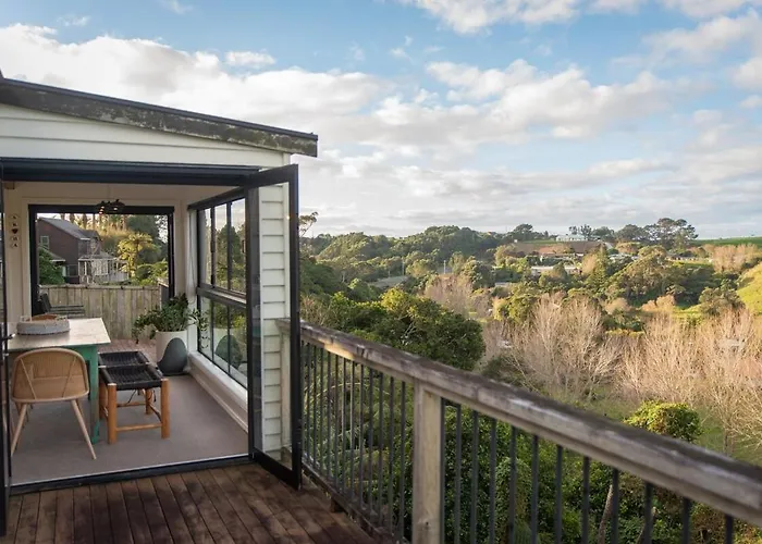 Tahana Villa - River View Retreat - 3 Bedroom
