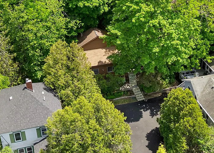 Alluring Home With Full Kitchen, Furnished Patio, Washer/Dryer & Private Yard