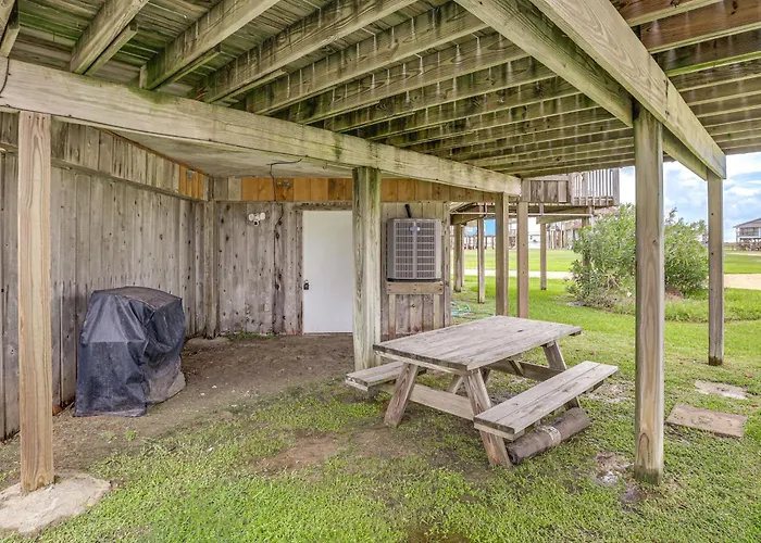 Walk To Matagorda Beach! Condo W/ Pool Access