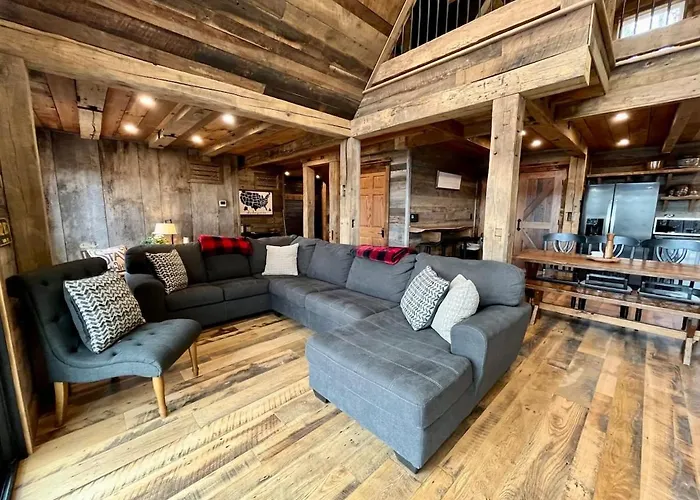Estill Oaks -Luxe Mountain View Retreat -Hot Tub - Private 80-Acre Escape