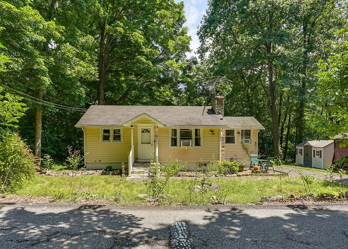Wooded Highland Lakes Cabin Near Mountain Creek