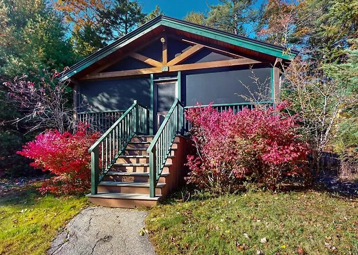 Explore The Outdoors From This Cozy Cabin W/Firepit, Kitchen, And More